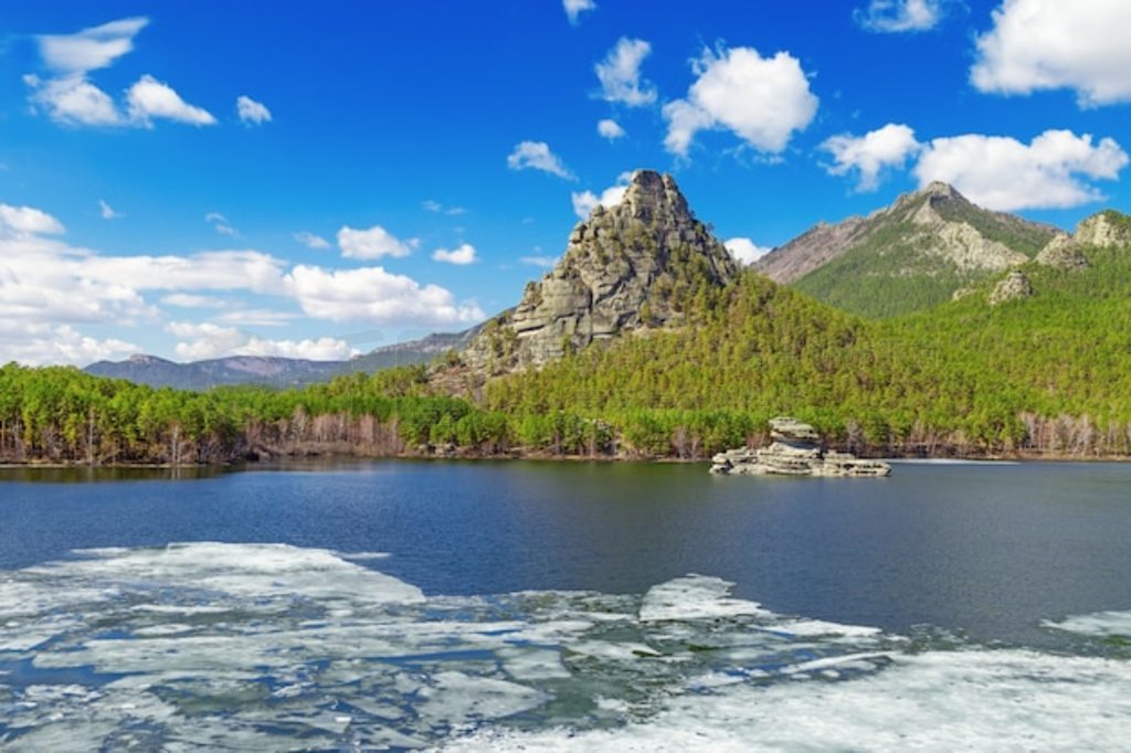 ݺ (Burabai Lake) ľɫбصʯ Zumbaktas