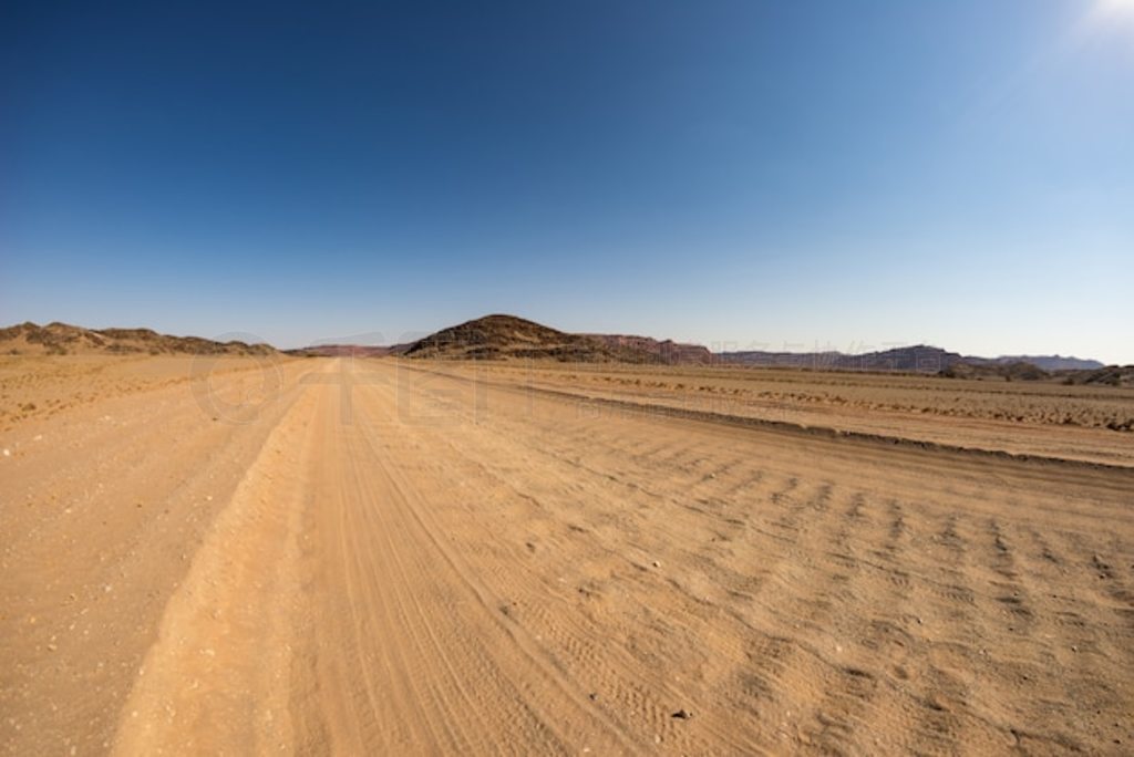 4x4 ʯ·Խ Twyfelfontein ɫͷ׵ɳĮλڷױǷ羰ʤش± (Damaraland Brandberg)