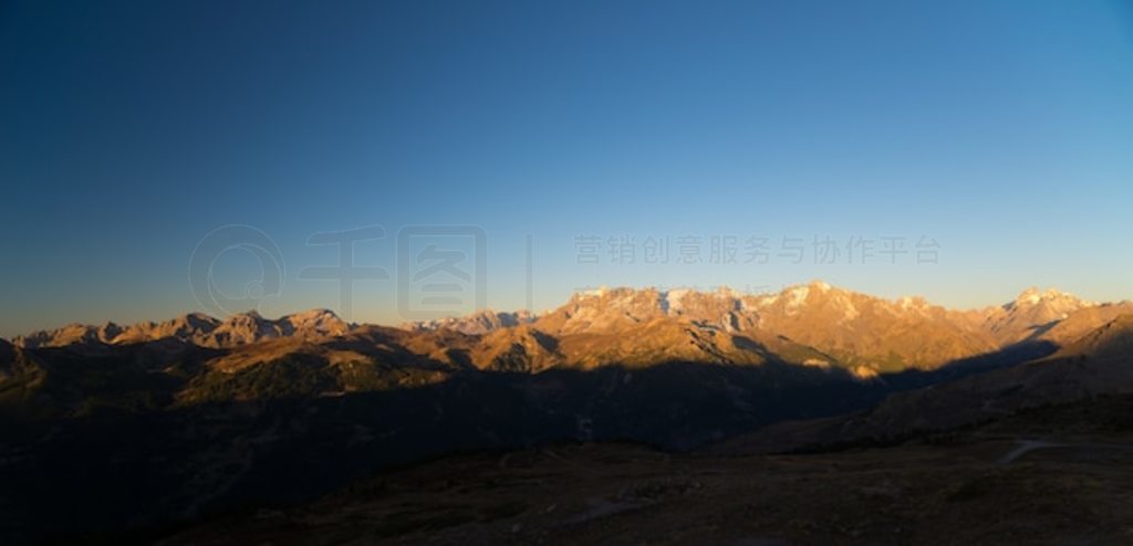 ɽ (Massif des Ecrins) (4101 m) ҹ԰ΰɽͱճʱ֡ʵգյɫʡ