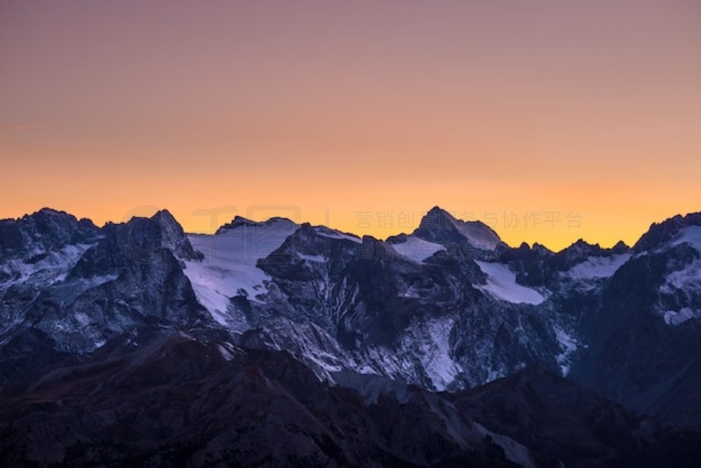 ƻʱ֣ɽ (Massif des Ecrins) (4101 m) ΰɽϵı⣬ɫͷ׵աԶĸ߿սг۲졣峺ĳɫա