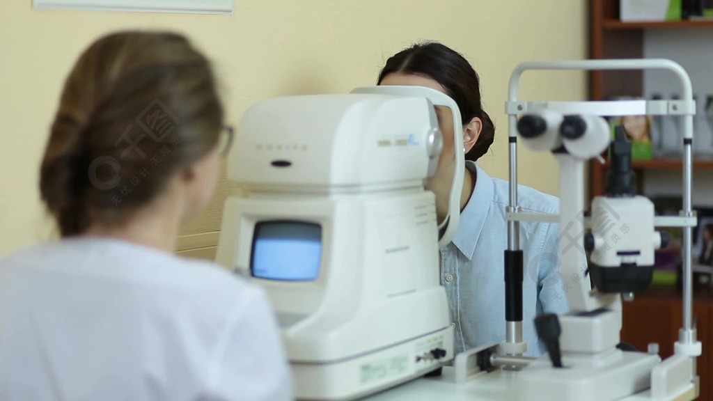 测量年轻美丽的女人眼内压与现代眼压计在眼科诊所的女眼科医生计算机