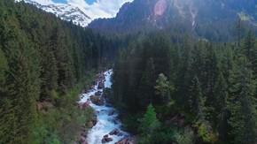 一条河的空中全景在奥地利的山的杉木森林里