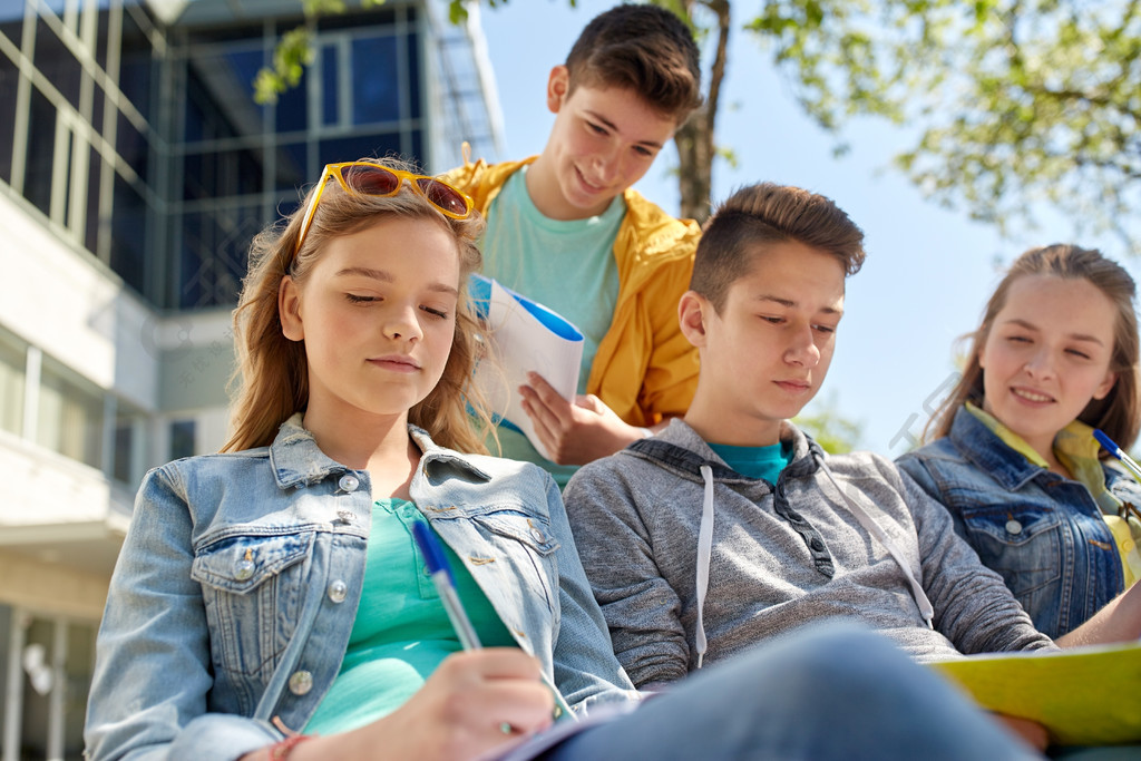 教育,高中和人们的观念-群快乐的青少年学生与笔记本在校园院子里学习