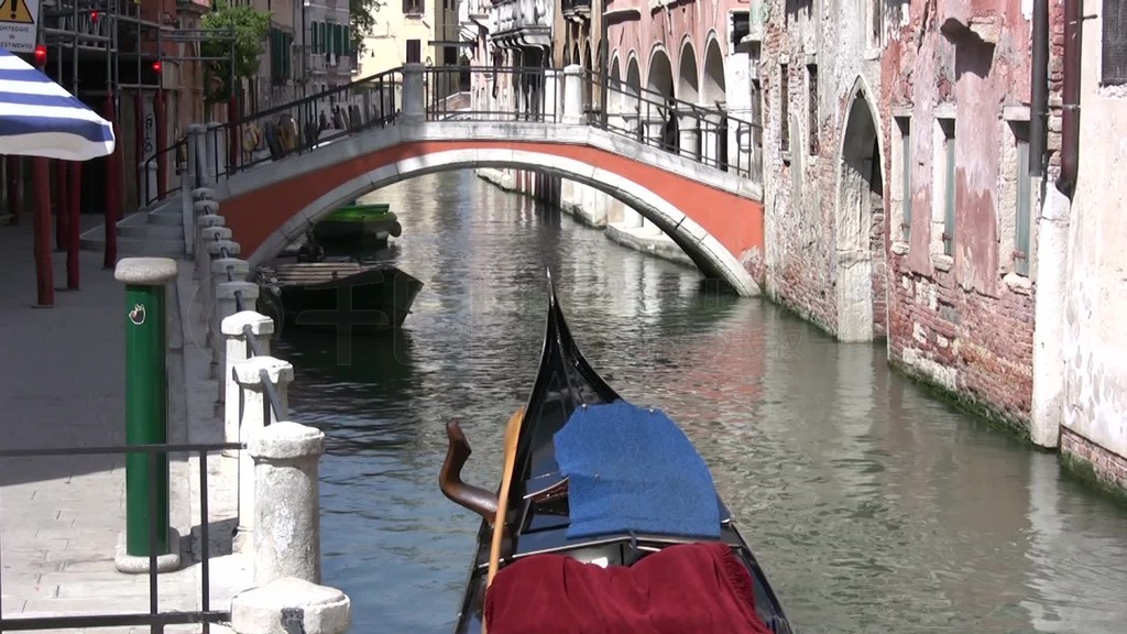 Blick auf einen Kanal mit GondelVenedig