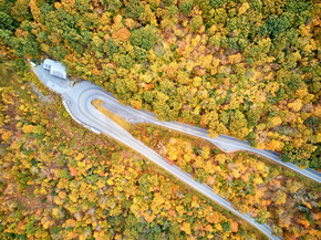 风景莫霍克族足迹高速公路hair子轮在秋天，马萨诸塞，美国落入新英格兰空中无人驾驶射击