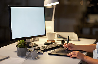 业务，设计和技术概念-<i>妇</i><i>女</i>或图形设计师的手有运转在夜办公室的计算机和笔片剂的在办公室的电脑和手写板的设计师
