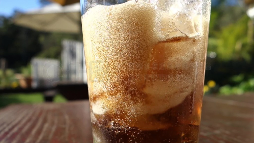 ˽ֵװĲУein Glas mit Eiswurfel gekippt