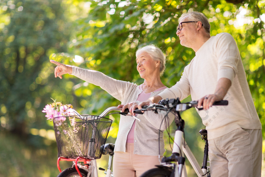 老年人们和生活方式的概念幸福的高级夫妇和fixie自行车在夏天城市