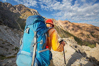 揹包客在夏天山上徒步旅行人物形象免費下載_jpg格式_5168像素_編號38