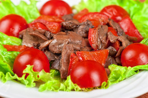 烤牛肉和蘑菇配番茄和生菜