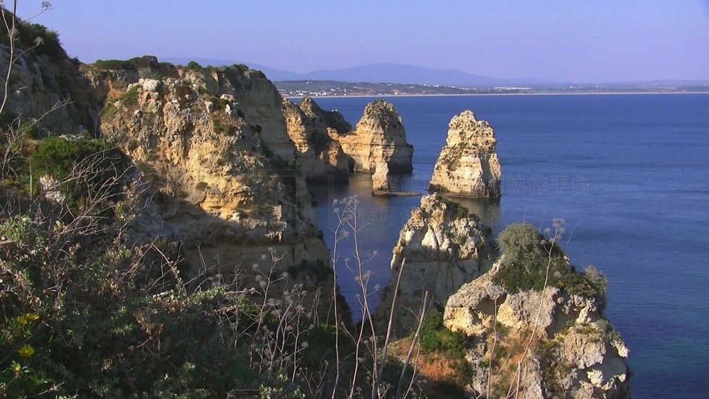 Blick auf Felsengebilde Steine Steininselnteilweise grun bewachsenbauen Meer ragenظ¡£Kinte