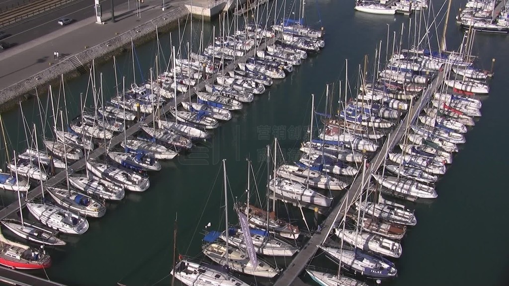 Ein YachthafenEinem Hafen nebeneinanderеAnocks angelegte weie Segelboote liegenHafenDirekt eine be