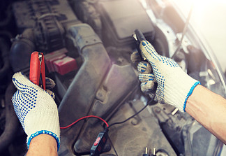 汽车服务，维修，保养和人们观念-有磁夹板的汽车修理工人在车间充电电池的汽车修理工与防滑<i>钉</i>充电电池