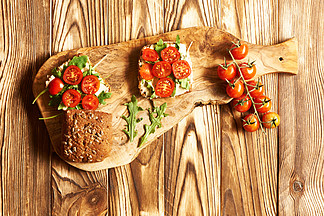 健康的素食三明治配全麦面包，鹰嘴豆泥和西红柿