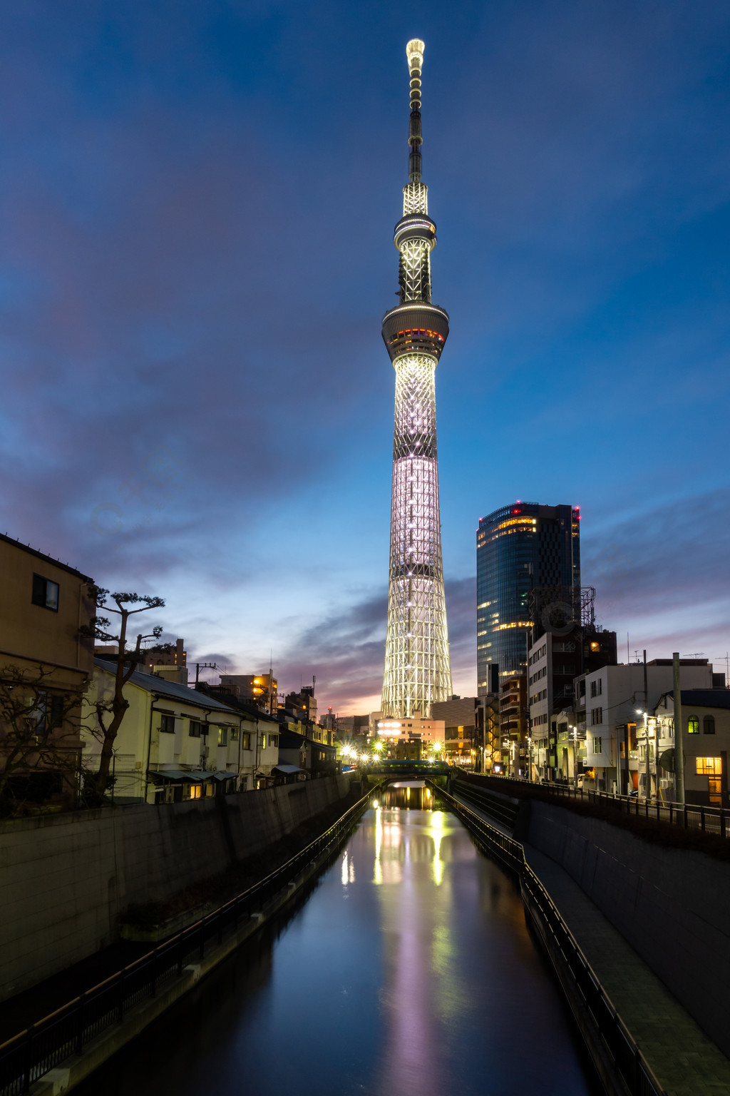 东京skytree日落在日本东京晴空塔是日本最高的独立式建筑,全球排名第