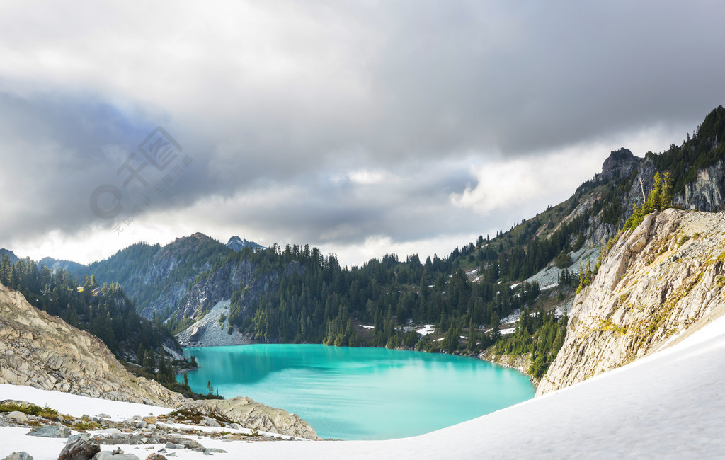 山的平靜湖在夏季美麗的自然景觀