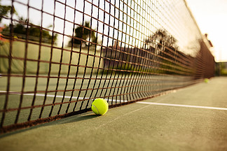 在网的大网球，没人，室外<i>法</i>院积极健康的生活方式，与球拍概念的体育比赛网上的大网球，没人，室外球场