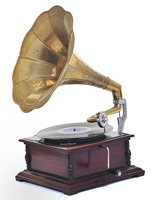 复古的老留声机,用于在工作室上白色孤立的板上播放音乐