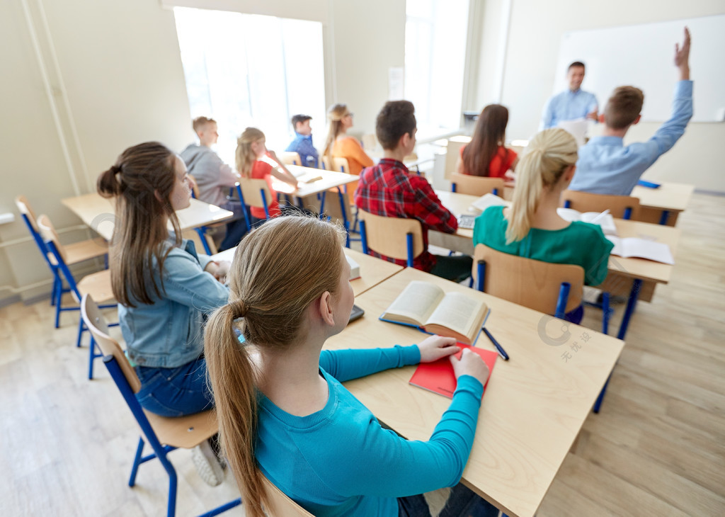 教育,高中,教学,学习和人们的观念-群快乐的学生举手和老师在教室里