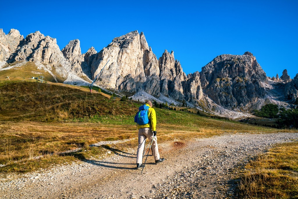 的風景的旅客在日出在夏天旅遊生活方式旅行癖冒險概念戶外野外度假