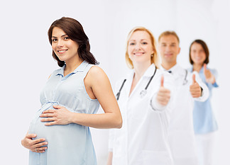 怀孕，<i>医</i>疗保健，<i>医</i>学，人们和期望的概念— —幸福的孕妇，摸她的大肚子在组的<i>医</i><i>生</i>或产科<i>医</i><i>生</i>显示竖起大拇指的背景