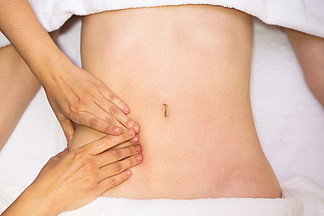 按摩女性<i>腹</i><i>部</i>的手顶视图对<i>腹</i><i>部</i>施加压力的治疗师女人在水疗沙龙接受<i>腹</i><i>部</i>按摩