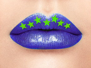 关闭美丽的妇女嘴唇看法有紫色唇膏的美容，药店或时尚化妆概念金星星美容工作室拍摄热情的吻