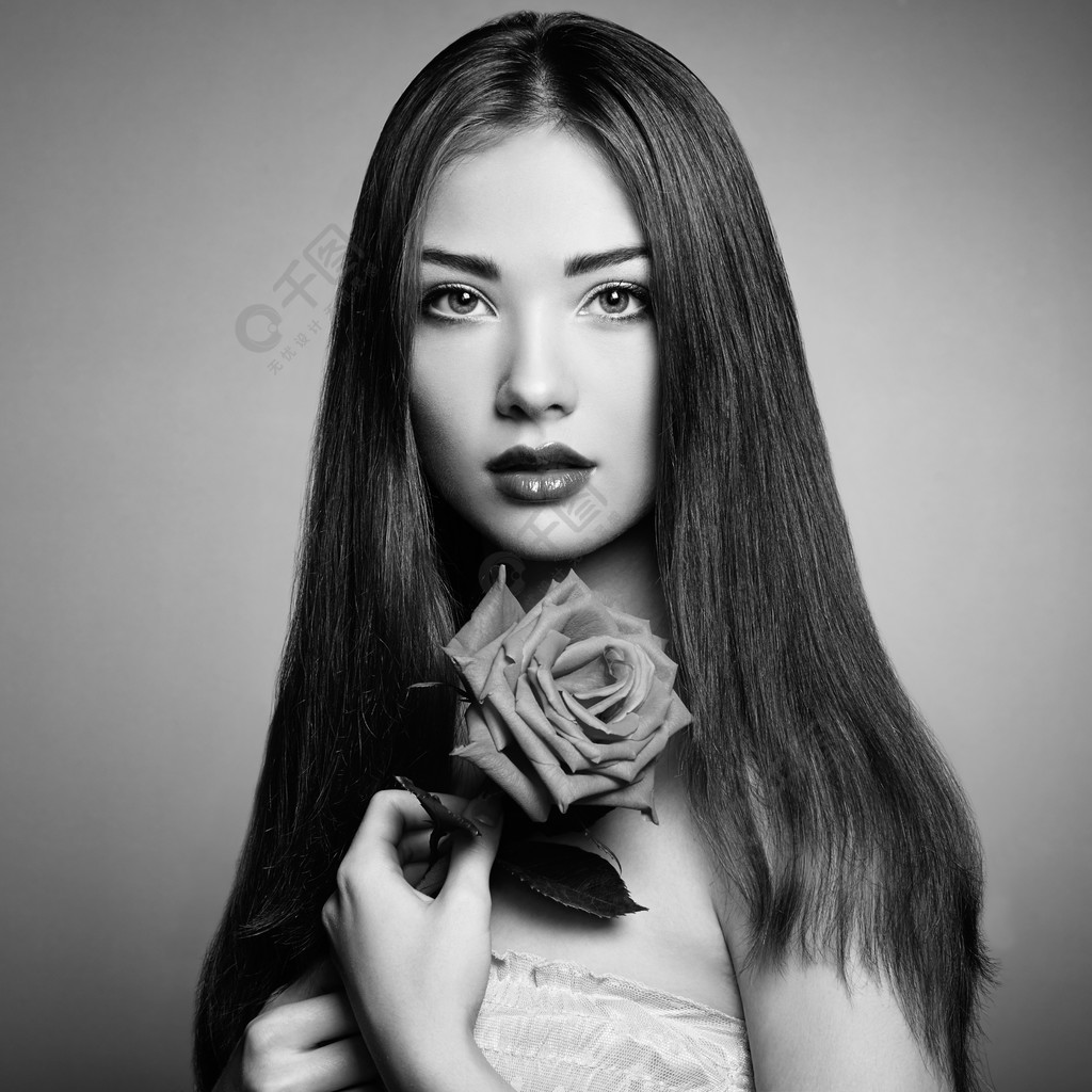 美丽的黑发女人与花的画像黑白照片