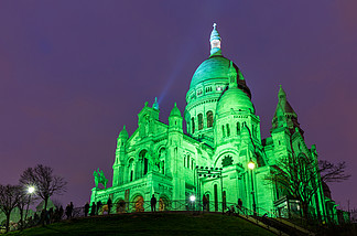 圣心大教堂在巴黎蒙马特的夜晚