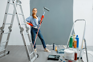 性格<i>开</i><i>朗</i>的女性房屋油漆工粉刷室内的墙壁上门维修，笑的女人做公寓装修，房间装修翻新性格<i>开</i><i>朗</i>的女房子画家粉刷室内的墙壁