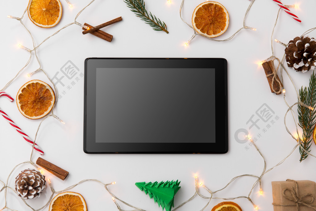 圣诞节,假日和技术概念-压片计算机,诗歌选和装饰在白色背景平板电脑