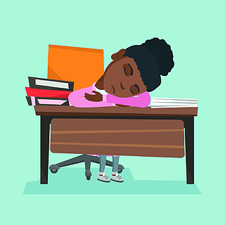 疲倦的非洲裔美国人的学生,睡在桌子上的书睡觉在学会以后的年轻疲乏