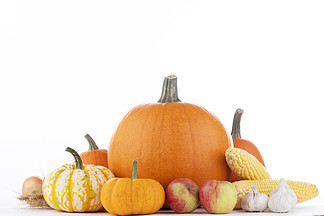 秋天收获静物画用<i>南</i>瓜，麦子耳朵，苹果，大蒜，在木背景隔绝的葱白底秋收