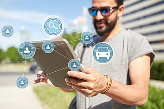旅行，共享汽车和现代技术的概念— —在城市搜索位置供人旅行的平板电脑在城市的tablet pc上使用汽车共享应用程序的人