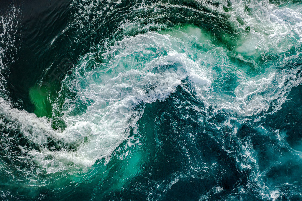 在涨潮和退潮时河水和大海的水波会合诺德兰saltstraumen大漩涡的漩涡