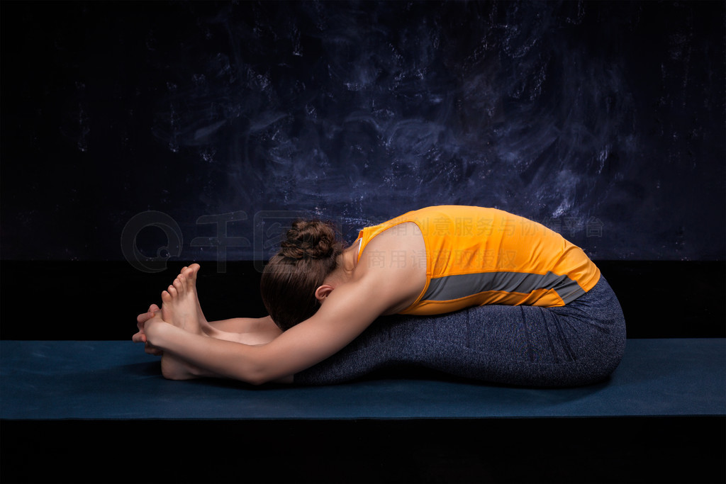 ˶͵ĽŮϰAshtanga Vinyasa٤ʽAsana Paschimottanasana-ǰ˶ŮϰAshtanga Vinyasa٤лͥ