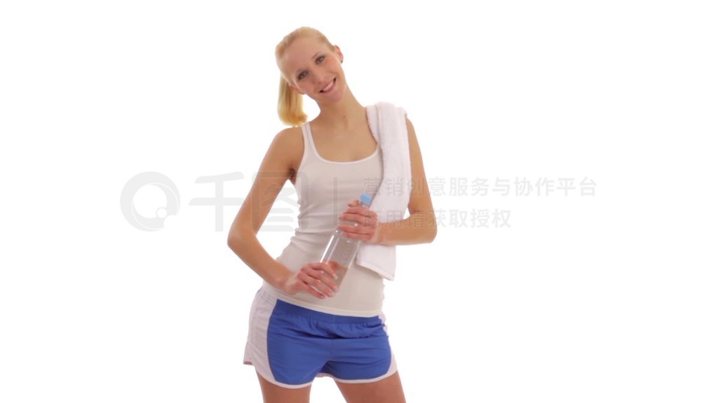 Junge Frau mit Wasserflasche im Sport-DressFitnessŮPETˮ˶