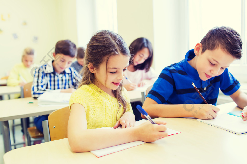 教育,小学,学习和人们观念-组的学校孩子们用笔和笔记本在教室里写