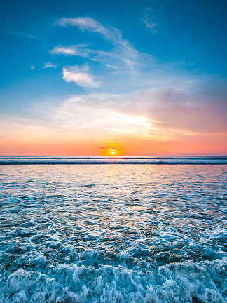 在<i>海</i><i>洋</i>的日落溅在美丽的夕阳的天空背景前的<i>海</i>浪