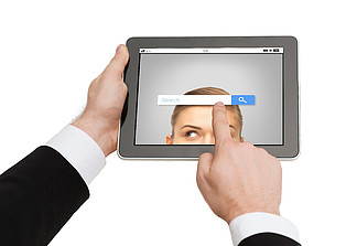 业务，人员和技术概念-关闭的人手里拿着平板电脑与互联网浏览器搜索栏在屏幕上