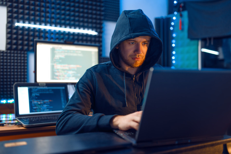 黑客在他工作场所的笔记本电脑和台式pc,密码或帐 i