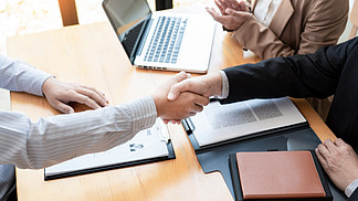 成功谈判，招聘生涯和安置面试概念后，商人雇<i>员</i>候选人与公司负责人人力资源经理或老板在办公室握手