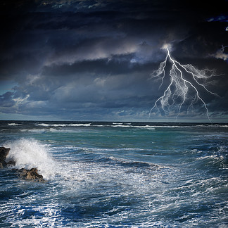 海中的雷暴晚上惊涛骇<i>浪</i>与大<i>浪</i>和闪电的形象