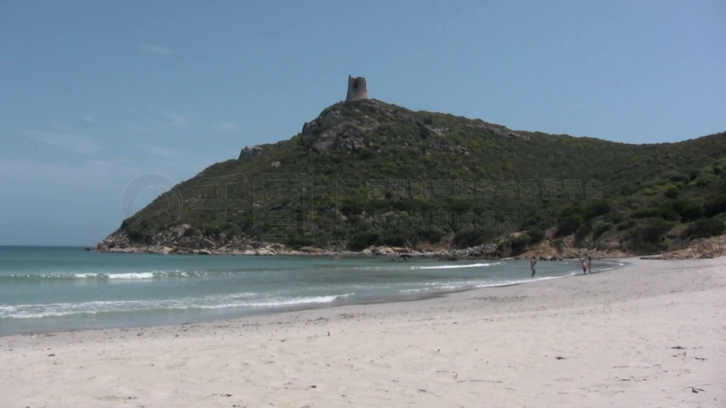 Blick auf einen Strand mit einer Burg im Hintergrund bei Sonne