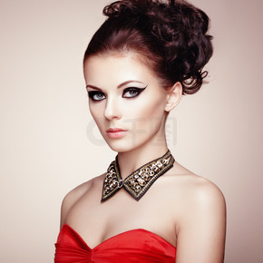 美丽性感的女人，与优雅的发型的画像钻石领完美的妆容时尚写真