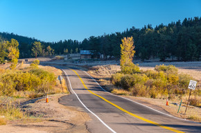 季节从秋天到冬天高速公路在科罗拉多，美国