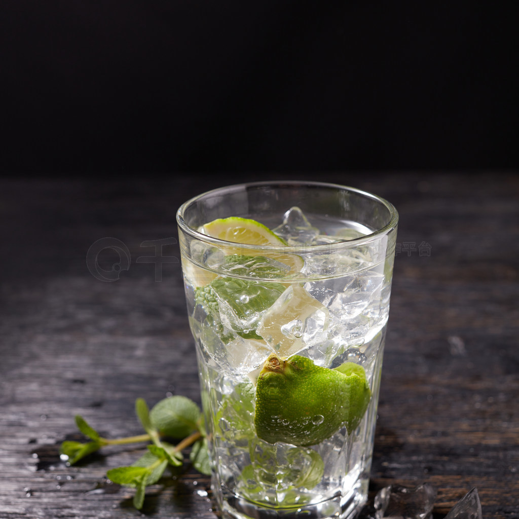 MojitoͳɷںڣϸʯңͱҶĪмβƺ͹ںɫĳɷ