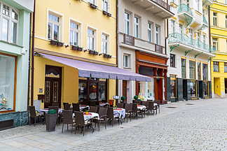 在鹅卵石街道上的舒适室外咖啡馆，<i>卡</i>洛维变化，捷克，欧洲欧洲老城，著名的地方，旅行和旅游<i>卡</i><i>罗</i>维发利鹅卵石街上的户外咖啡馆