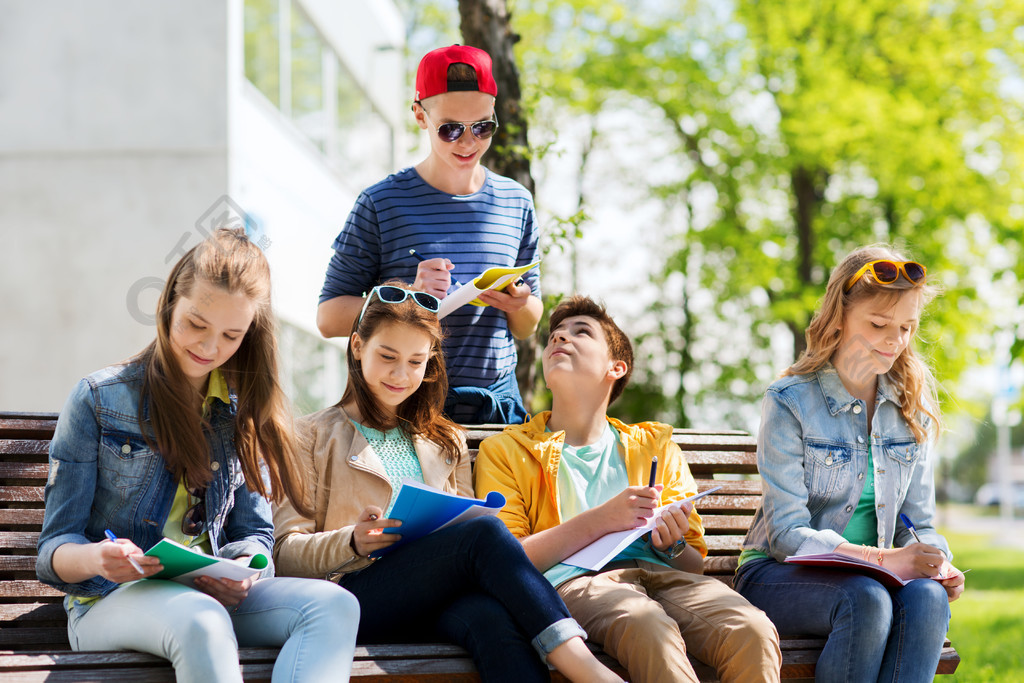 教育,高中和人们的观念-群快乐的青少年学生与笔记本在校园院子里学习