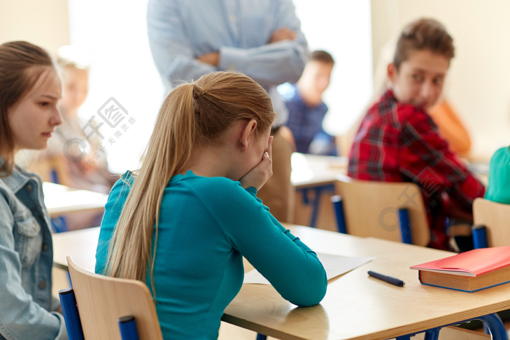 高中,学习和人们观念-哭的学生女孩与不良的考试成绩和老师在教室里